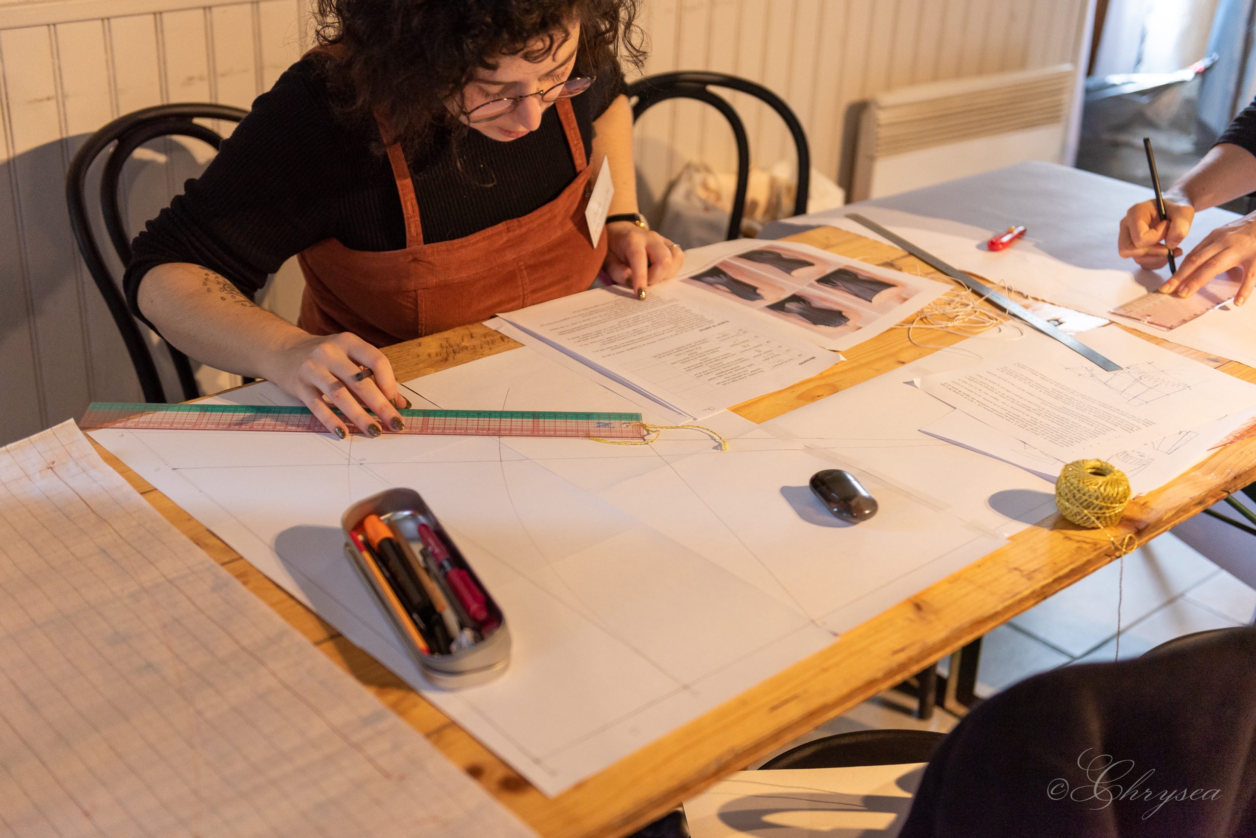 Charlie de Maison Charlie Grilhé travaillant sur le tracé du corps à baleines