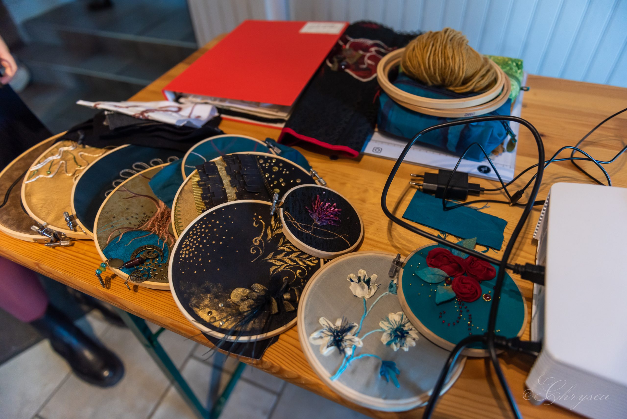 Méandrel animant son atelier d'ennoblissement à la rencontre 2022